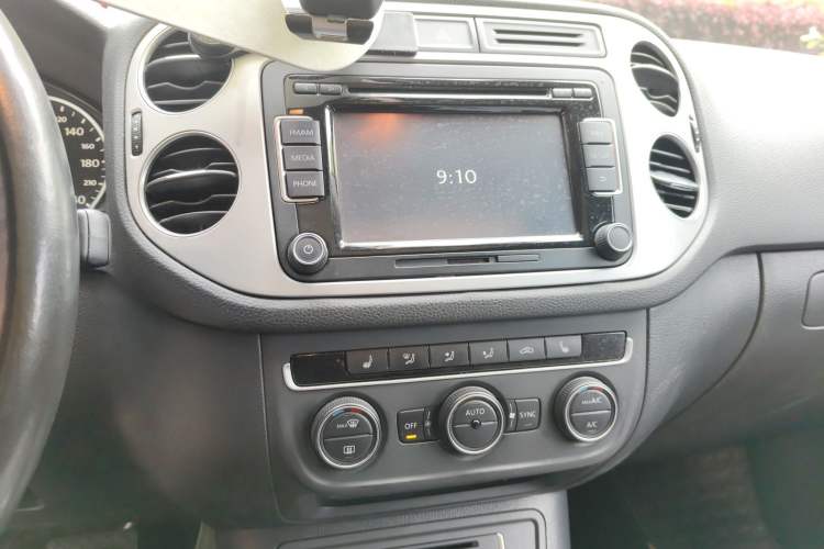 Used Volkswagen Tiguan 2015 1.8TSI Automatic Two-Wheel Drive Luxury Model Audio And AC Panel