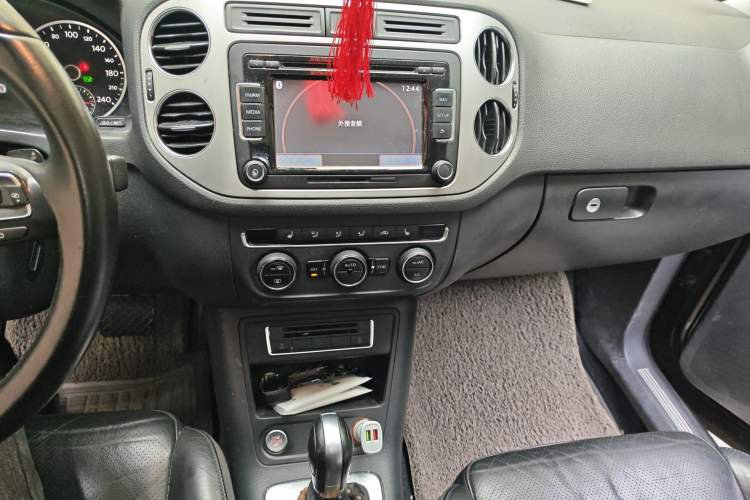 Used Volkswagen Tiguan 2015 1.8TSI Automatic All-Wheel-Drive Luxury Model Audio And AC Panel