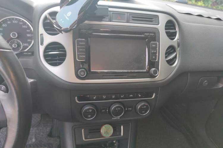 Used Volkswagen Tiguan 2015 1.8TSI Automatic Two-Wheel Drive Luxury Model Audio And AC Panel