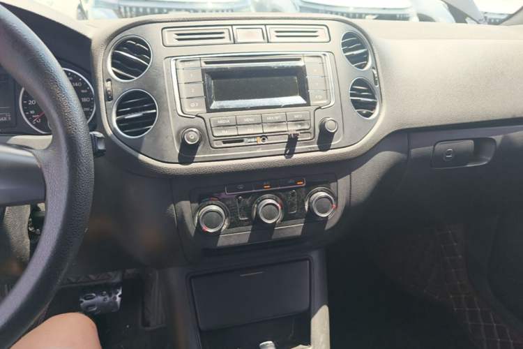 Used Volkswagen Tiguan 2015 1.8TSI Automatic Two-Wheel Drive Trend Edition Audio And AC Panel