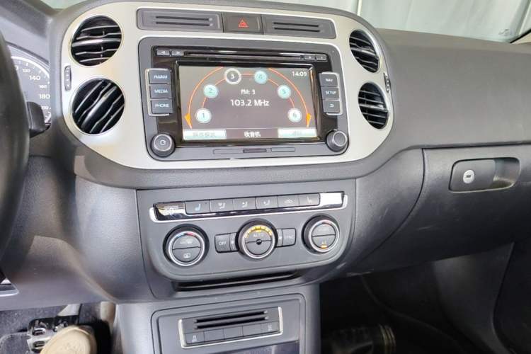 Used Volkswagen Tiguan 2015 1.8TSI Automatic Two-Wheel Drive Luxury Model Audio And AC Panel
