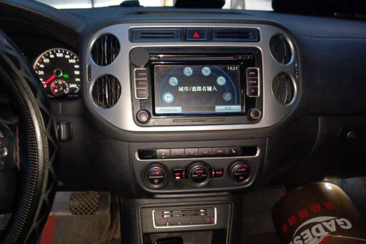 Used Volkswagen Tiguan 2015 1.8TSI Automatic Two-Wheel Drive Luxury Model Audio And AC Panel