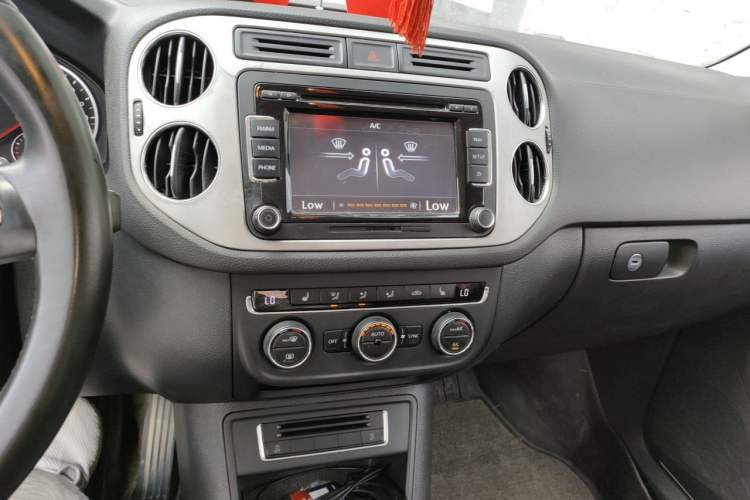 Used Volkswagen Tiguan 2015 1.8TSI Automatic Two-Wheel Drive Luxury Model Audio And AC Panel