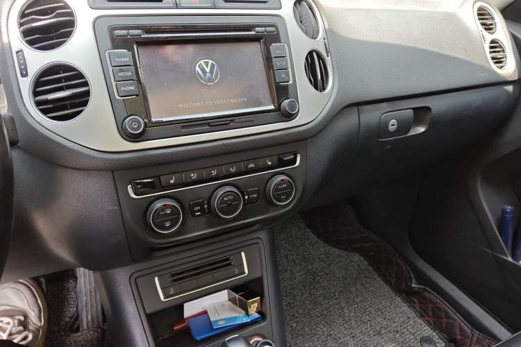 Used Volkswagen Tiguan 2015 1.8TSI Automatic Two-Wheel Drive Luxury Model Audio And AC Panel