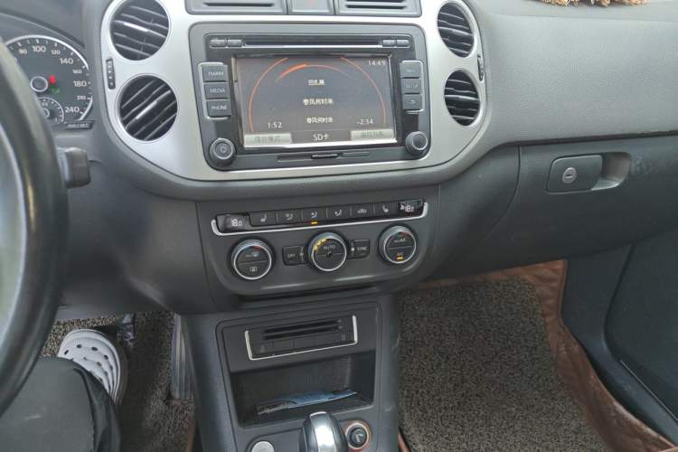 Used Volkswagen Tiguan 2015 1.8TSI Automatic Two-Wheel Drive Luxury Model Audio And AC Panel