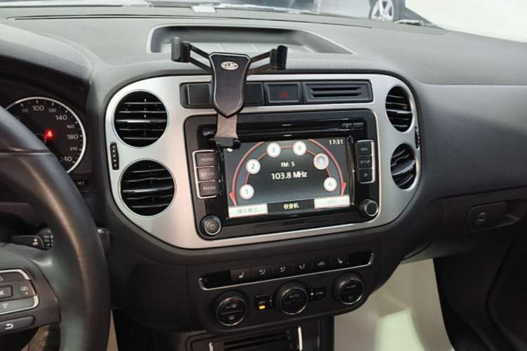 Used Volkswagen Tiguan 2015 1.8TSI Automatic Two-Wheel Drive Luxury Model Audio And AC Panel