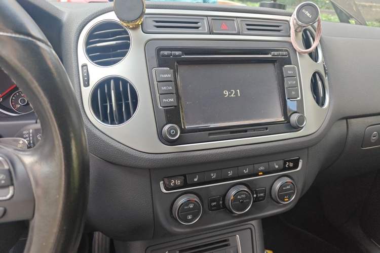 Used Volkswagen Tiguan 2015 1.8TSI Automatic Two-Wheel Drive Luxury Model Audio And AC Panel