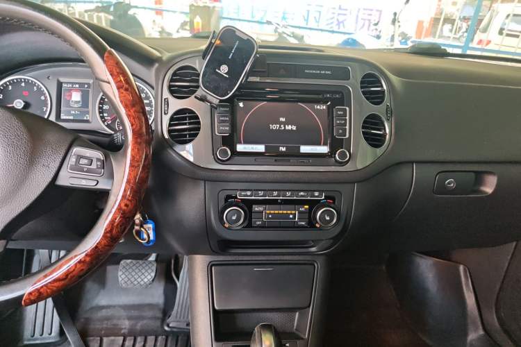 Used Volkswagen Tiguan 2015 2.0 TSI Comfort Edition Audio And AC Panel