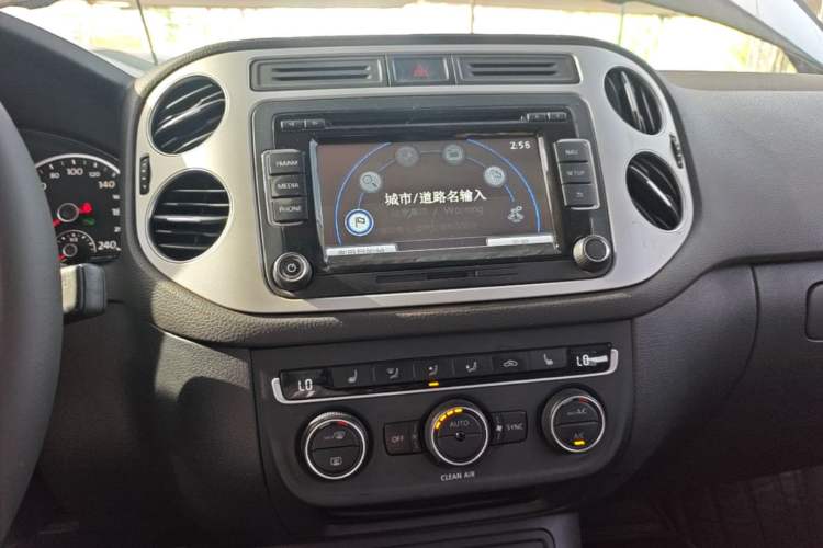 Used Volkswagen Tiguan 2015 1.8TSI Automatic Two-Wheel Drive Luxury Model Audio And AC Panel