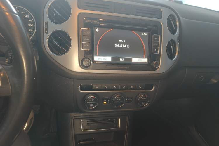 Used Volkswagen Tiguan 2015 1.8TSI Automatic Two-Wheel Drive Luxury Model Audio And AC Panel