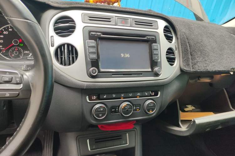 Used Volkswagen Tiguan 2015 1.8TSI Automatic Two-Wheel Drive Luxury Model Audio And AC Panel