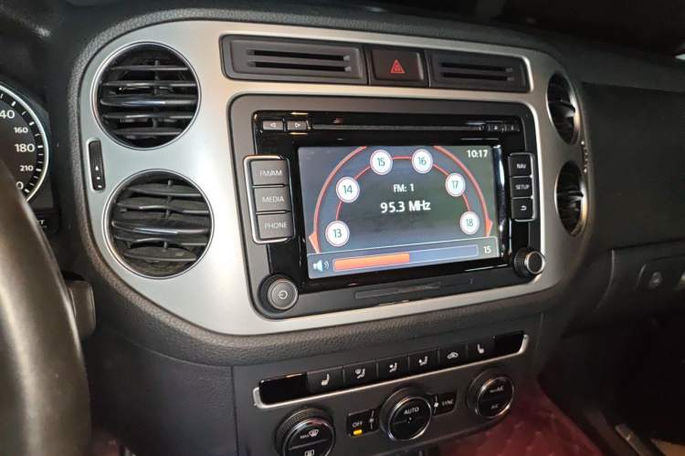 Used Volkswagen Tiguan 2015 2.0 TSI Automatic All-Wheel Drive Luxury Edition Audio And AC Panel