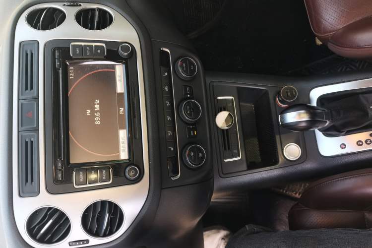 Used Volkswagen Tiguan 2015 1.8TSI Automatic Two-Wheel Drive Luxury Model Audio And AC Panel