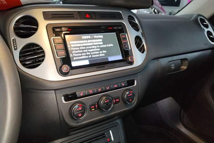 Used Volkswagen Tiguan 2015 1.8TSI Automatic All-Wheel-Drive Luxury Model Audio And AC Panel