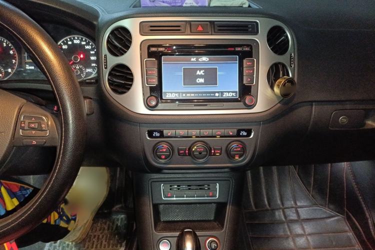 Used Volkswagen Tiguan 2015 2.0 TSI Automatic All-Wheel Drive Luxury Edition Audio And AC Panel