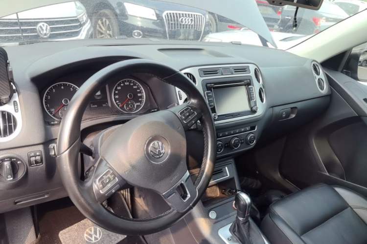 Used Volkswagen Tiguan 2015 1.8TSI Automatic Two-Wheel Drive Luxury Model Center Console