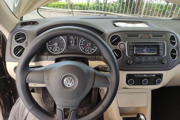 Used Volkswagen Tiguan 2015 1.8TSI Automatic Two-Wheel Drive Trend Edition Center Console