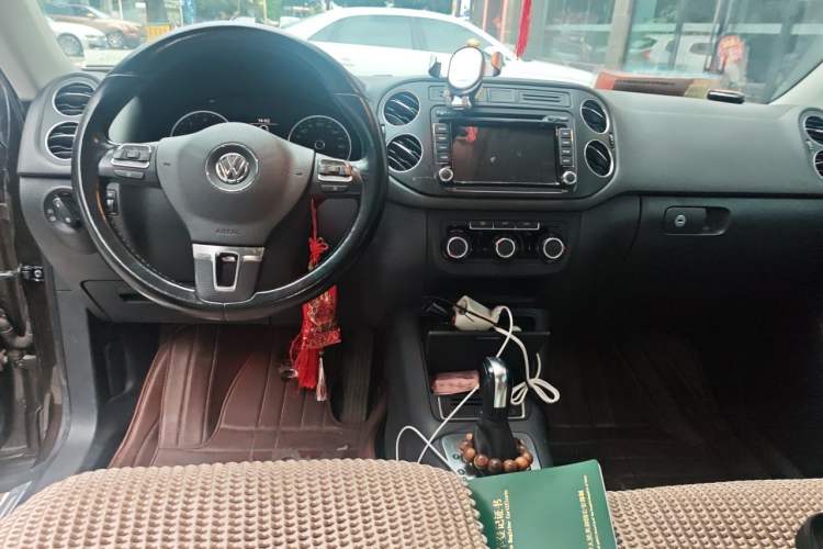 Used Volkswagen Tiguan 2015 1.8TSI Automatic Two-Wheel Drive Trend Edition Center Console