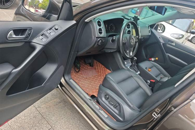Used Volkswagen Tiguan 2015 2.0 TSI Automatic All-Wheel Drive Luxury Edition Driver Seat