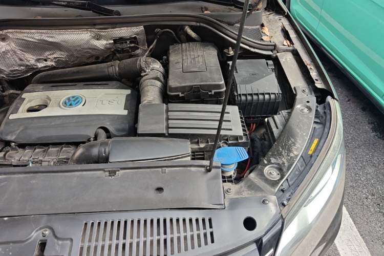 Used Volkswagen Tiguan 2015 1.8TSI Automatic All-Wheel-Drive Luxury Model Engine Bay Left