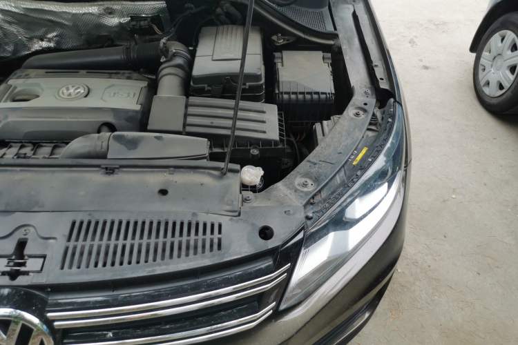 Used Volkswagen Tiguan 2015 1.8TSI Automatic All-Wheel-Drive Luxury Model Engine Bay Left