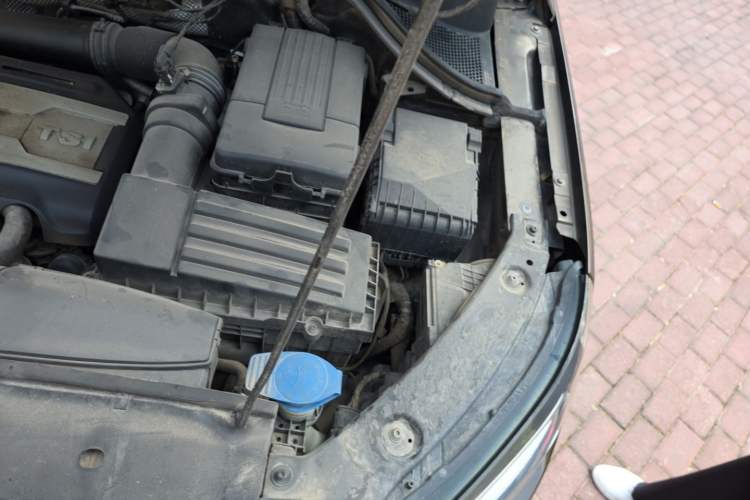 Used Volkswagen Tiguan 2015 1.8TSI Automatic All-Wheel-Drive Luxury Model Engine Bay Left