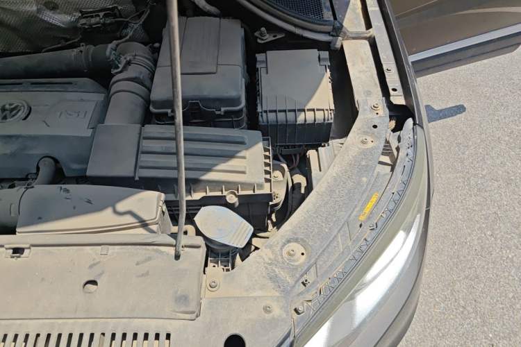 Used Volkswagen Tiguan 2015 1.8TSI Automatic Two-Wheel Drive Luxury Model Engine Bay Left