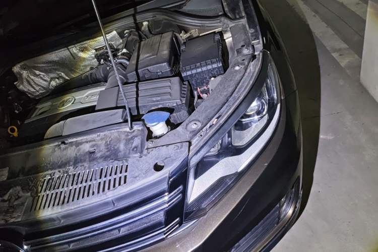 Used Volkswagen Tiguan 2015 2.0 TSI Automatic All-Wheel Drive Luxury Edition Engine Bay Left