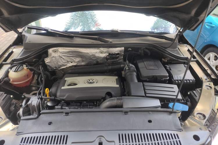 Used Volkswagen Tiguan 2015 1.8TSI Automatic Two-Wheel Drive Trend Edition Engine Bay