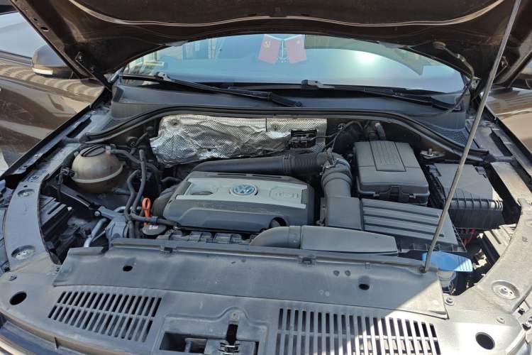 Used Volkswagen Tiguan 2015 1.8TSI Automatic Two-Wheel Drive Trend Edition Engine Bay
