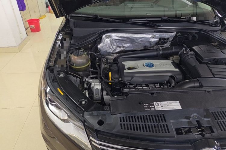 Used Volkswagen Tiguan 2015 1.8TSI Automatic All-Wheel-Drive Luxury Model Engine Bay Right