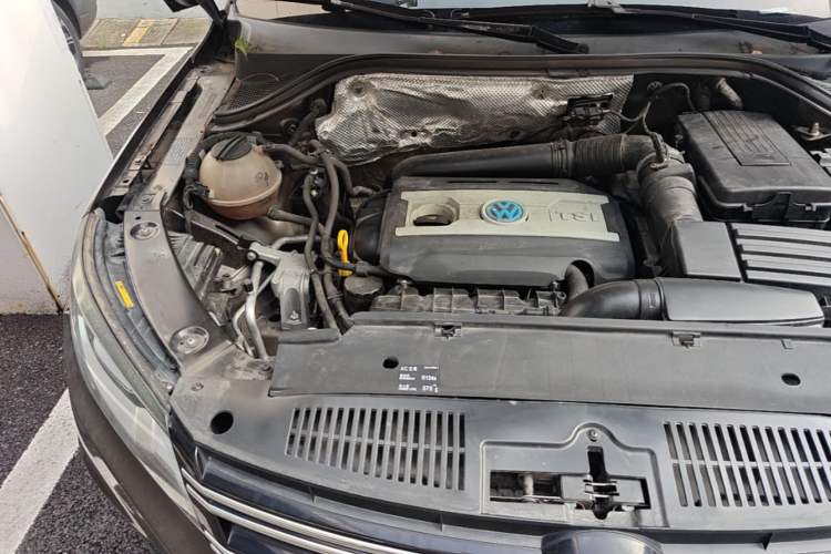 Used Volkswagen Tiguan 2015 1.8TSI Automatic All-Wheel-Drive Luxury Model Engine Bay Right