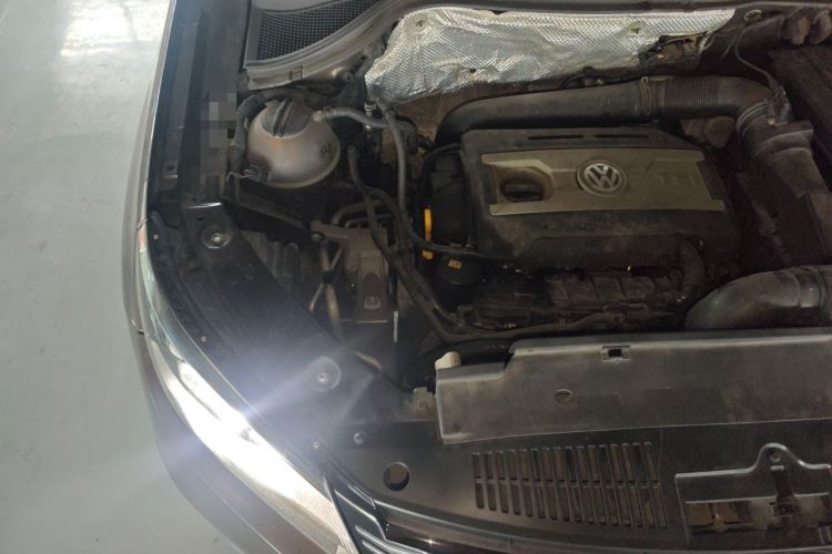 Used Volkswagen Tiguan 2015 1.8TSI Automatic Two-Wheel Drive Luxury Model Engine Bay Right