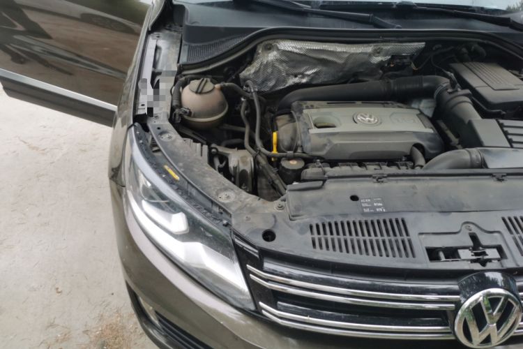 Used Volkswagen Tiguan 2015 1.8TSI Automatic All-Wheel-Drive Luxury Model Engine Bay Right