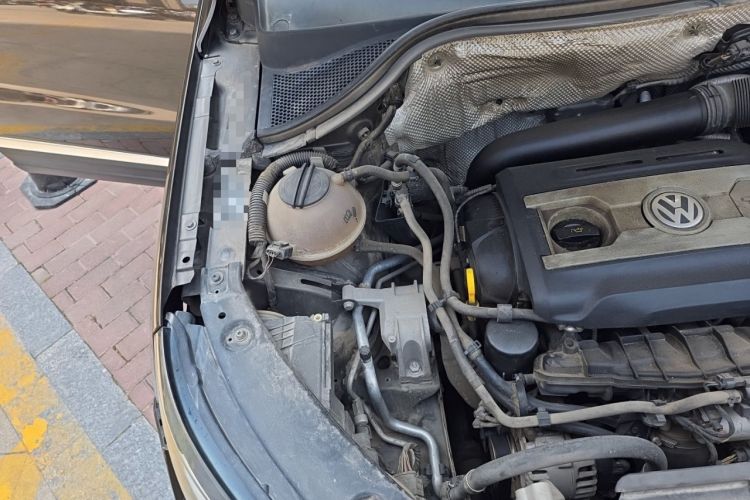 Used Volkswagen Tiguan 2015 1.8TSI Automatic All-Wheel-Drive Luxury Model Engine Bay Right