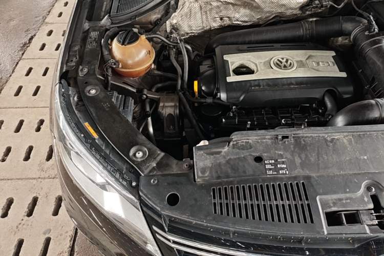 Used Volkswagen Tiguan 2015 1.8TSI Automatic Two-Wheel Drive Luxury Model Engine Bay Right