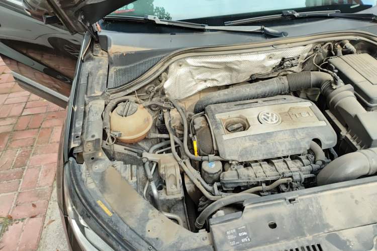Used Volkswagen Tiguan 2015 1.8TSI Automatic Two-Wheel Drive Luxury Model Engine Bay Right