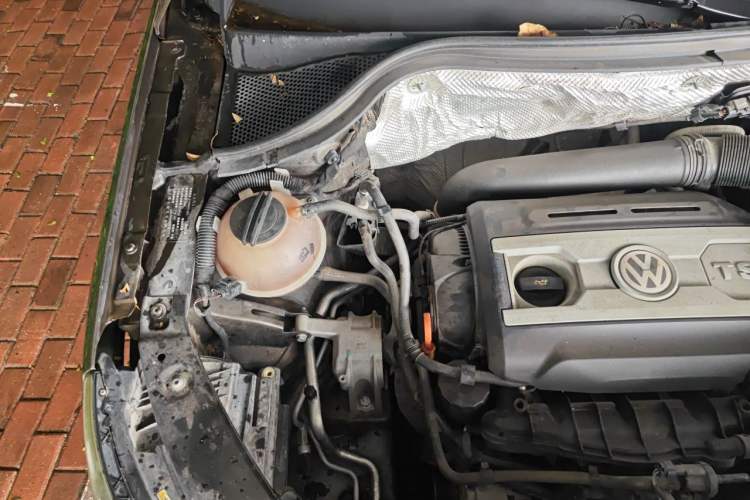 Used Volkswagen Tiguan 2015 1.8TSI Automatic All-Wheel-Drive Luxury Model Engine Bay Right