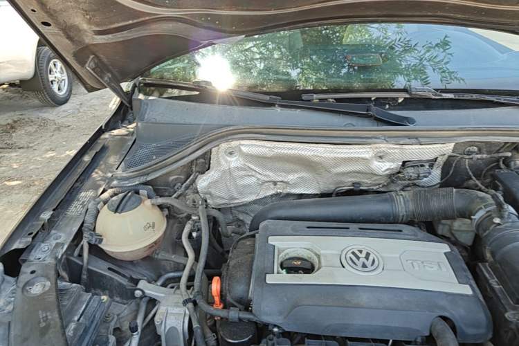 Used Volkswagen Tiguan 2015 1.8TSI Automatic Two-Wheel Drive Luxury Model Engine Bay Right