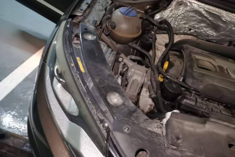 Used Volkswagen Tiguan 2015 1.8TSI Automatic Two-Wheel Drive Luxury Model Engine Bay Right
