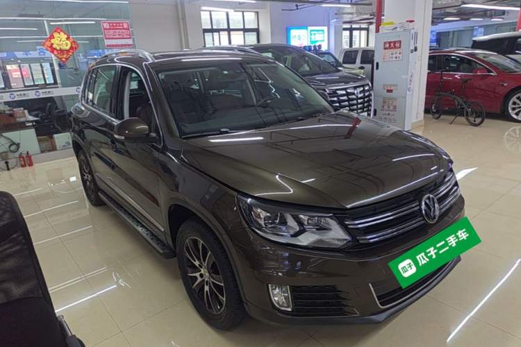 Used Volkswagen Tiguan 2015 1.8TSI Automatic All-Wheel-Drive Luxury Model Front Right 45 Deg