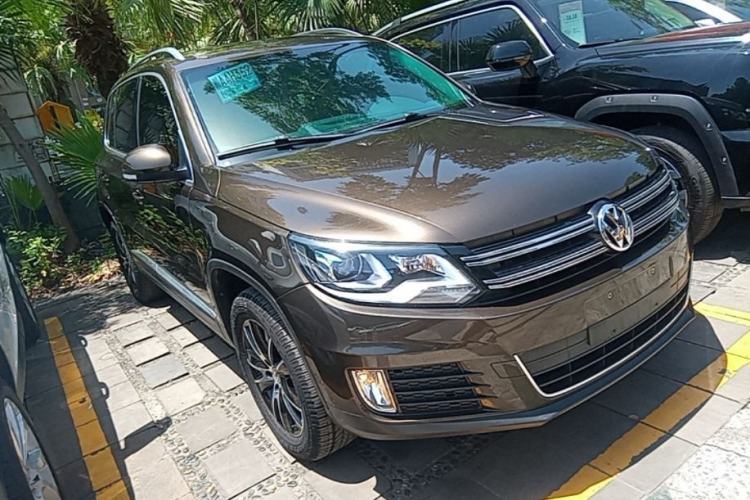 Used Volkswagen Tiguan 2015 2.0 TSI Automatic All-Wheel Drive Luxury Edition Front Right 45 Deg