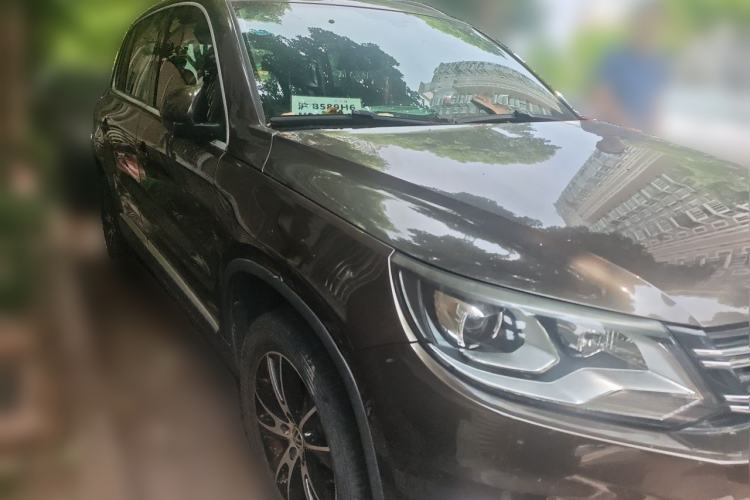 Used Volkswagen Tiguan 2015 1.8TSI Automatic Two-Wheel Drive Luxury Model Front Right 45 Deg