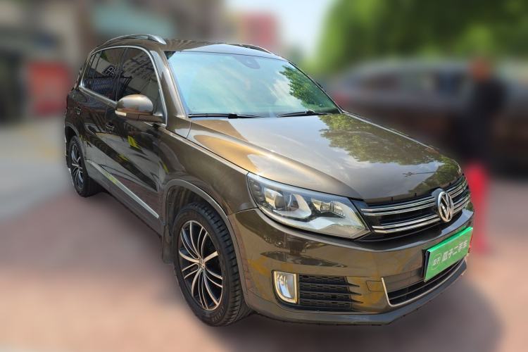 Used Volkswagen Tiguan 2015 1.8TSI Automatic All-Wheel-Drive Luxury Model Front Right 45 Deg