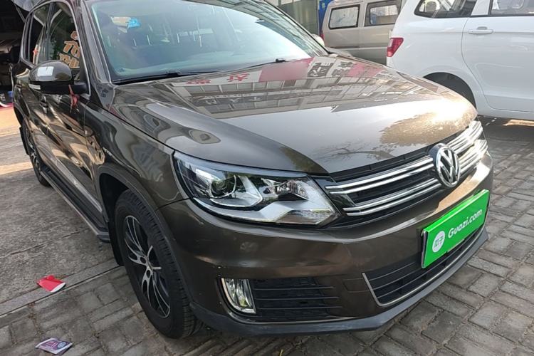 Used Volkswagen Tiguan 2015 1.8TSI Automatic All-Wheel-Drive Luxury Model Front Right 45 Deg
