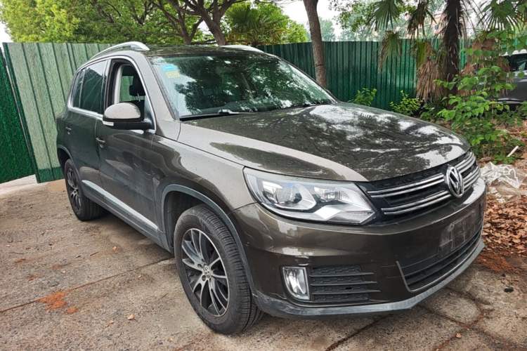 Used Volkswagen Tiguan 2015 1.8TSI Automatic Two-Wheel Drive Luxury Model Front Right 45 Deg