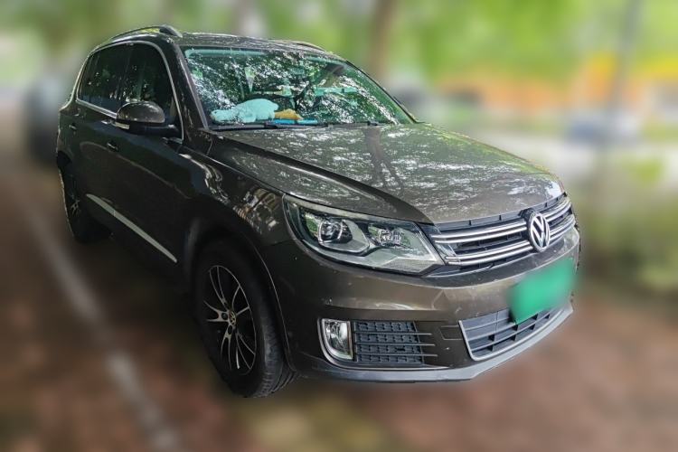 Used Volkswagen Tiguan 2015 1.8TSI Automatic All-Wheel-Drive Luxury Model Front Right 45 Deg