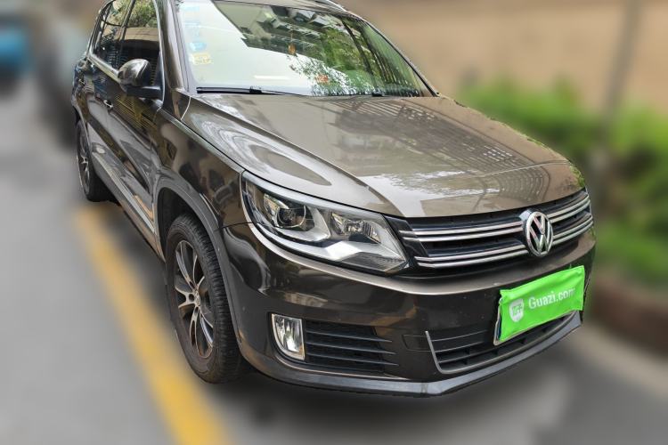 Used Volkswagen Tiguan 2015 1.8TSI Automatic All-Wheel-Drive Luxury Model Front Right 45 Deg