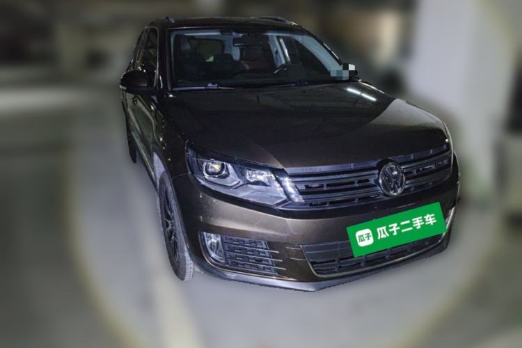 Used Volkswagen Tiguan 2015 2.0 TSI Automatic All-Wheel Drive Luxury Edition Front Right 45 Deg