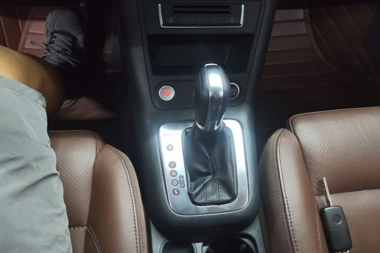 Used Volkswagen Tiguan 2015 1.8TSI Automatic All-Wheel-Drive Luxury Model Gear Lever
